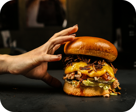 vista frontal mujer comiendo hamburguesa de carne 1